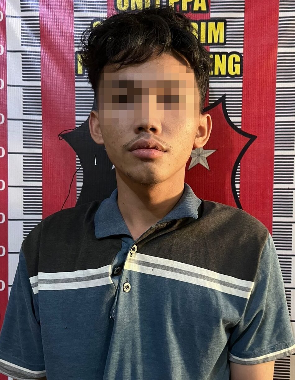 EP (18) tersangka pelaku pencabulan terhadap seorang anak gadis dibawah umur saat diinterogasi di kantor Mapolres Tapteng. 