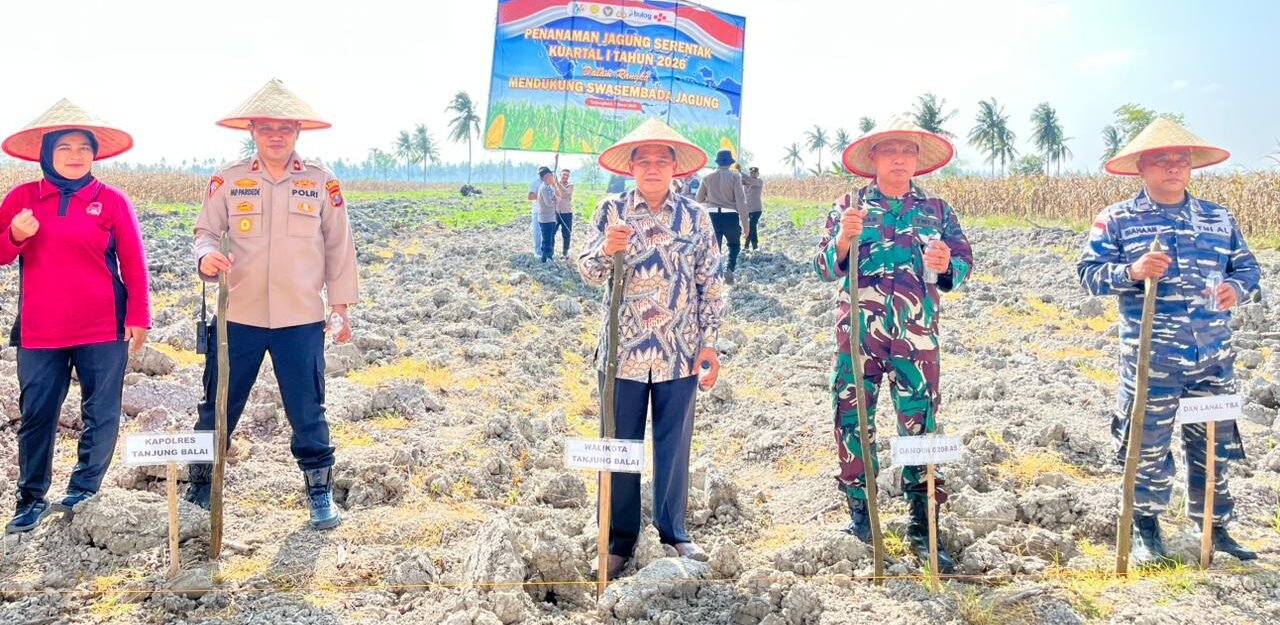 Forkopimda Tanjung Balai Tanam bibit jagung secara simbolis