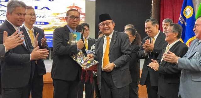Mantan Bupati Taput Dr RE Nainggolan menghadiri acara Pengukuhan Panitia Rakernas V MPK Indonesia di Tarutung.