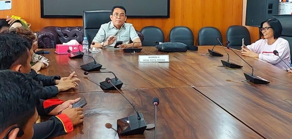 Ketua Komisi IV DPRD Medan Paul Mei Anton Sumanjuntak SH saat menerima delegasi warga pinggiran Sungai Deli Link XVI, Kelurahan Kampung Baru, Kecamatan Medan Maimun