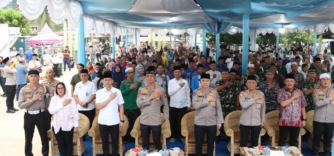 Tim Safari Ramadhan Polda Sumut beserta Kapolres Tapteng dan jajarannya foto bersama dengan para tokoh masyarakat dan warga Tapteng. 