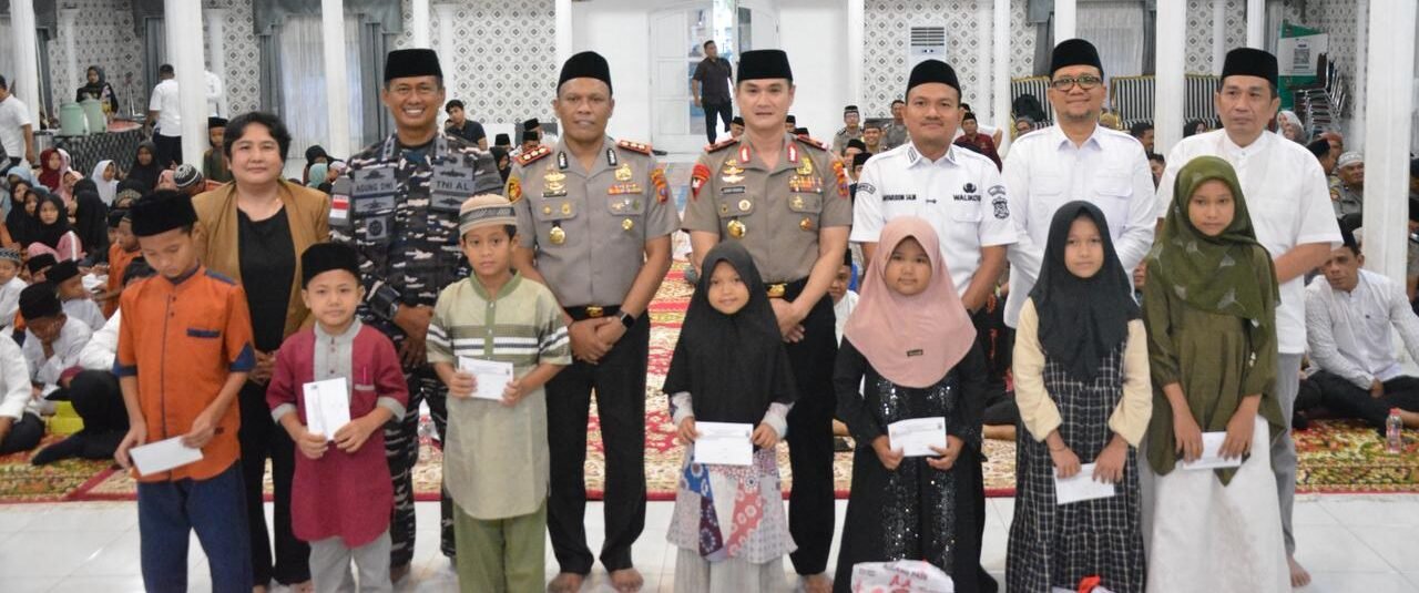 Wakapolda Sumut Brigjen Pol Sonny Irawan bersama Forkopimda Tanjung Balai foto bersama Anak Yatim