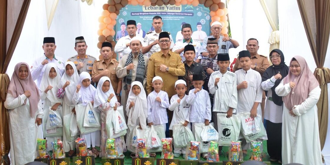 Muhammad Fadly Abdina dengan Yayasan Umi Rahayu foto bersama Anak Yatim.