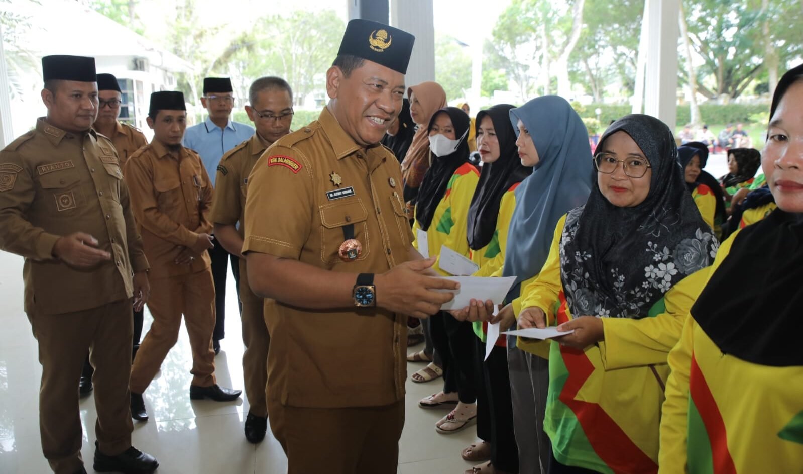 Wakil Bupati Asahan Serahkan Zakat Kepada Para Petugas Kebersihan Dinas LH Kabupaten Asahan.