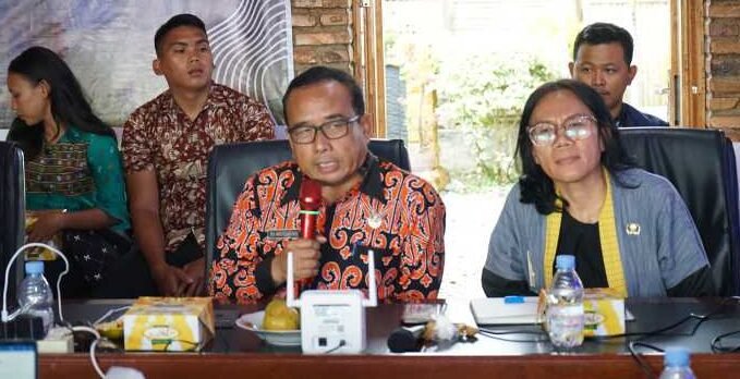Rakor Modifikasi Cuaca dihadiri Kadis Kominfo Taput Donna Situmeang dan Plt BPBD Binhot Aritonang.