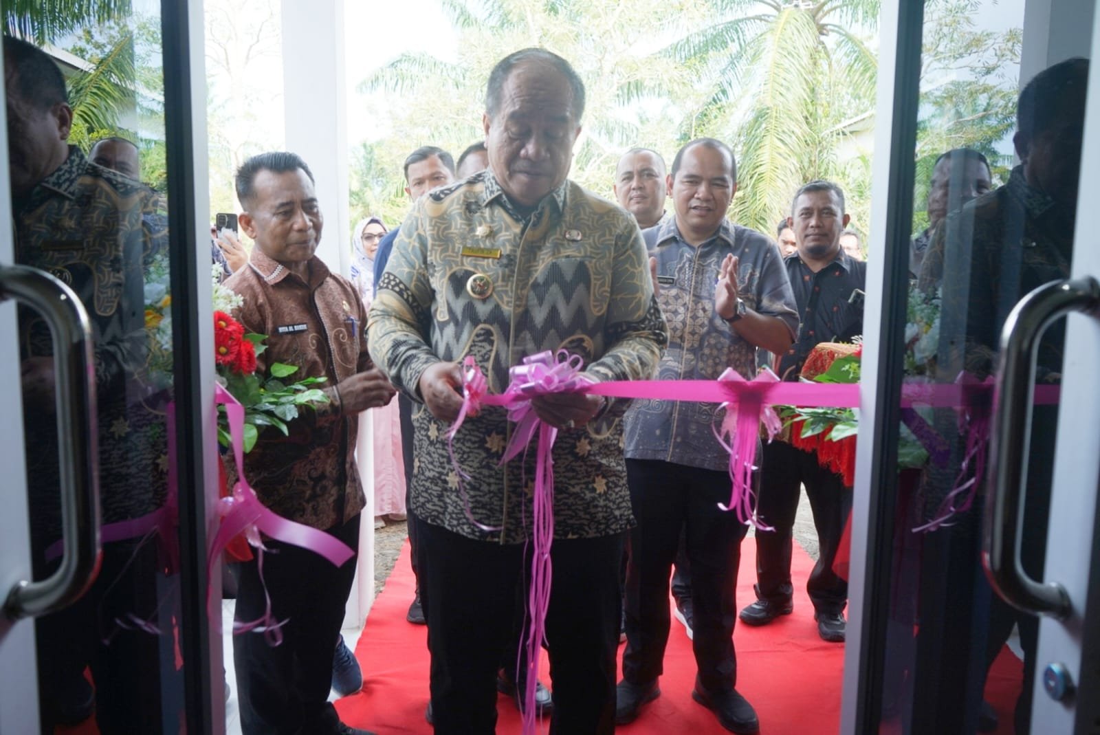 Bupati Asahan Taufik Zainal Abidin gunting pita peresmian Podcast “Asahan Cerdas.