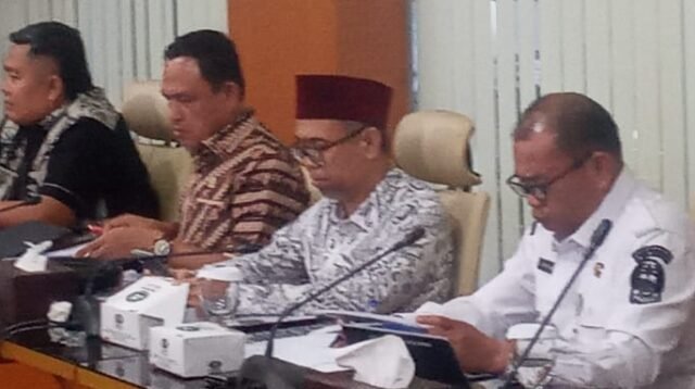Ketua Pansus Aset DPRD Sumut Abdul Rahim, ST, MT (kedua dari kiri) di dampingi Wakil Ketua DPRD Sumut H Salman Alfarisi, Lc, Wakil Ketua Pansus Aset DPRD Sumut Hermansyah Lubis dan Kepala BPKAD Pemprovsu Timur Tumanggor. Tatkala rapat Pansus Aset DPRD Sumut.