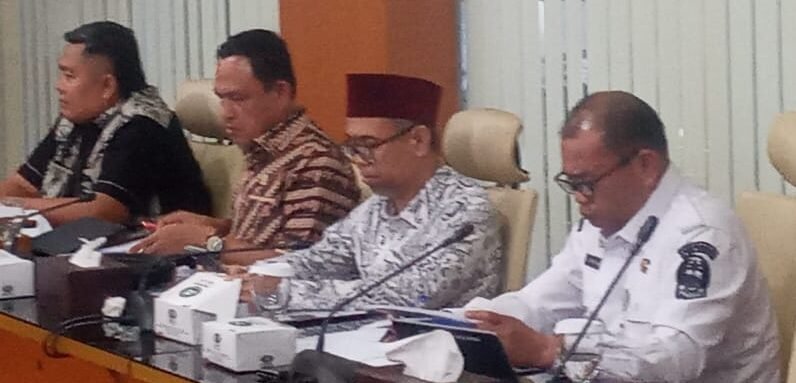 Ketua Pansus Aset DPRD Sumut Abdul Rahim, ST, MT (kedua dari kiri) di dampingi Wakil Ketua DPRD Sumut H Salman Alfarisi, Lc, Wakil Ketua Pansus Aset DPRD Sumut Hermansyah Lubis dan Kepala BPKAD Pemprovsu Timur Tumanggor. Tatkala rapat Pansus Aset DPRD Sumut.