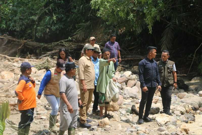 Banjir dan tanah longsor kembali melanda wilayah Pahae Taput, Bupati JTP Hutabarat turun meninjau situasi.
