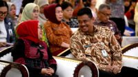 Gubernur Sumatera Utara (Sumut) Muhammad Bobby Afif Nasution bersama Menteri Pemberdayaan Perempuan dan Perlindungan Anak (PPPA) Republik Indonesia Arifatul Choiri Fauzi pada acara peringatan Hari Kartini yang diselengarakan dinas PPPAKB Provinsi Sumut di Aula Raja Inal Siregar, Kantor Gubernur Sumut, Jalan Diponegoro 30, Medan, Jumat (24/4/2026).