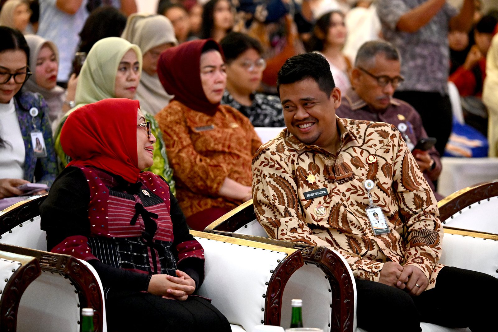Gubernur Sumatera Utara (Sumut) Muhammad Bobby Afif Nasution bersama Menteri Pemberdayaan Perempuan dan Perlindungan Anak (PPPA) Republik Indonesia Arifatul Choiri Fauzi pada acara peringatan Hari Kartini yang diselengarakan dinas PPPAKB Provinsi Sumut di Aula Raja Inal Siregar, Kantor Gubernur Sumut, Jalan Diponegoro 30, Medan, Jumat (24/4/2026).