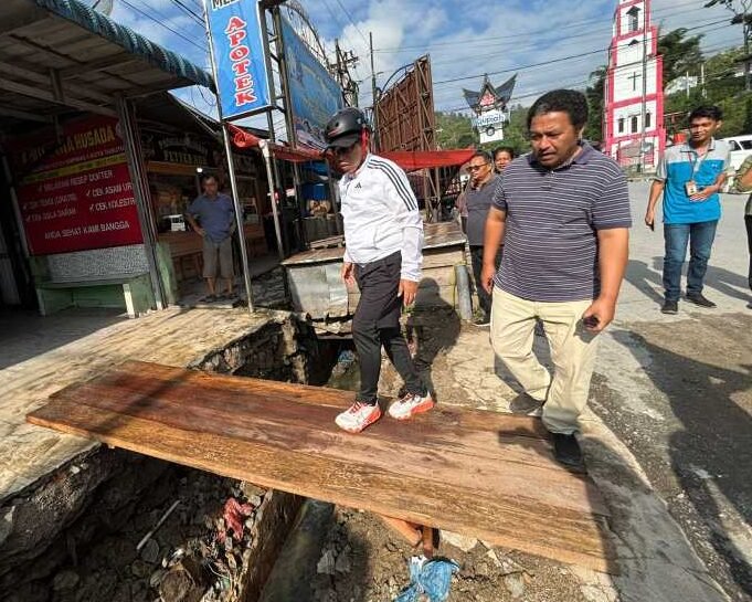 Bupati Taput JTP Hutabarat meninjau beberapa titik di area kota Tarutung, menekankan pentingnya pembenahan ibukota Kabupaten.