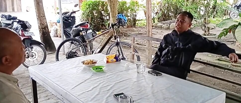 Bupati berhenti di Warung Seno yang menjual Lontong,beraneka minum dan gorengan di Dusun X Desa Firdaus. 