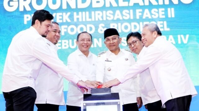 Penekanan tombol bersama-sama sebagai tanda dimulainya tahap konstruksi proyek.