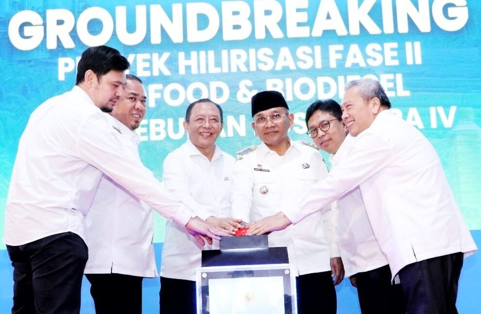 Penekanan tombol bersama-sama sebagai tanda dimulainya tahap konstruksi proyek.