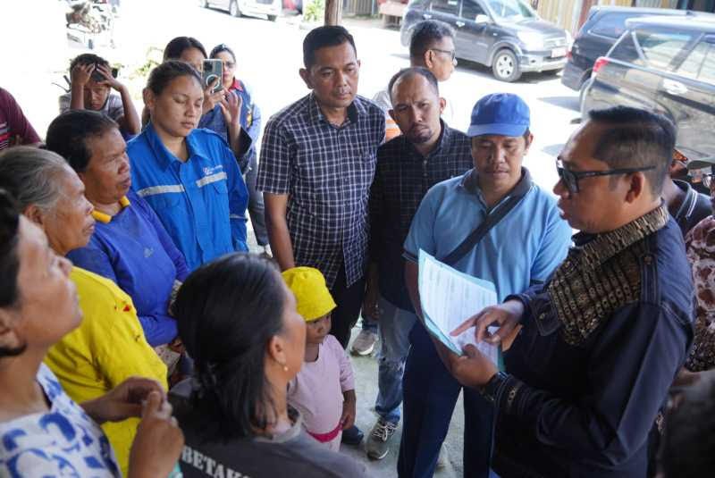 Bupati Taput Jonius Taripar Hutabarat saat sidak di kawasan Pahae terkait kelangkaan pupuk yang dikeluhkan petani.