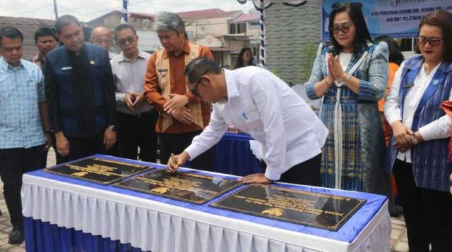 Bupati JTP Hutabarat resmikan tiga fasilitas baru menambahkan pelayanan lebih baik di RSU Tarutung.