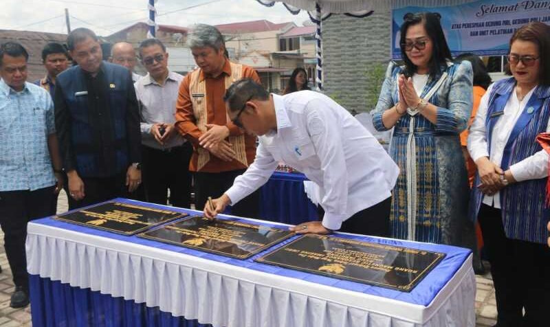 Bupati JTP Hutabarat resmikan tiga fasilitas baru menambahkan pelayanan lebih baik di RSU Tarutung.