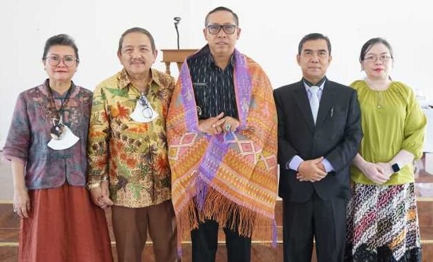 Bupati Taput JTP Hutabarat menghadiri acara penyerahan hibah di Sipoholon.