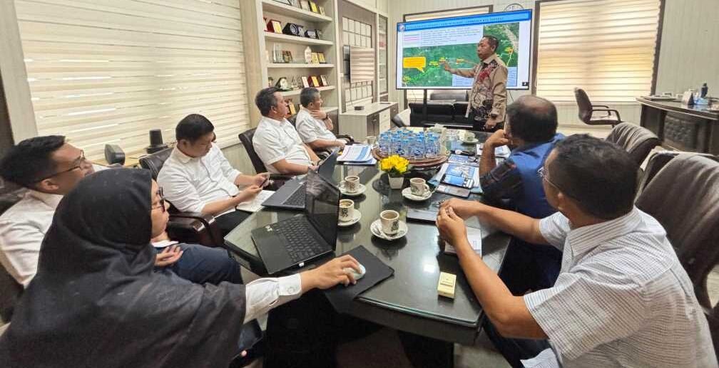 Kepala BBPJN Sumut Hardy P Siahaan saat menerima kunjungan Bupati Taput di Meda..