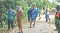 Camat Pangkalan Jamilah S,Sos di abadikan saat laksanakan giat ASRI bersama staf dan masyarakat.
