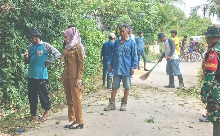 Camat Pangkalan Jamilah S,Sos di abadikan saat laksanakan giat ASRI bersama staf dan masyarakat.