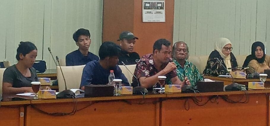  Supra Sembiring dari Aliansi Petani Bawang Sumut di saat rapat dengar pendapat dengan Komisi A dan Komisi B, DPRD Sumut, di aula - I gedung DPRD Sumut di Jalan Imam Bonjol No.5 Kota Medan 