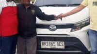 Debt Collector Gagal Kanit Reskrim Polsekta Parapat AKP Girsang Sinaga didampingi personil Serse lainnya menyerahkan mobil yang dititipkan Ogek Tanjung di Mapolsekta Parapat.