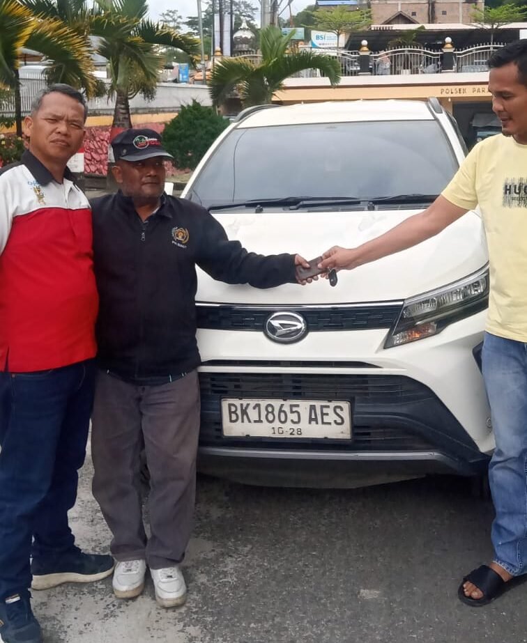 Kanit Reskrim Polsekta Parapat AKP Girsang Sinaga didampingi personil Serse lainnya menyerahkan mobil yang dititipkan Ogek Tanjung di Mapolsekta Parapat.