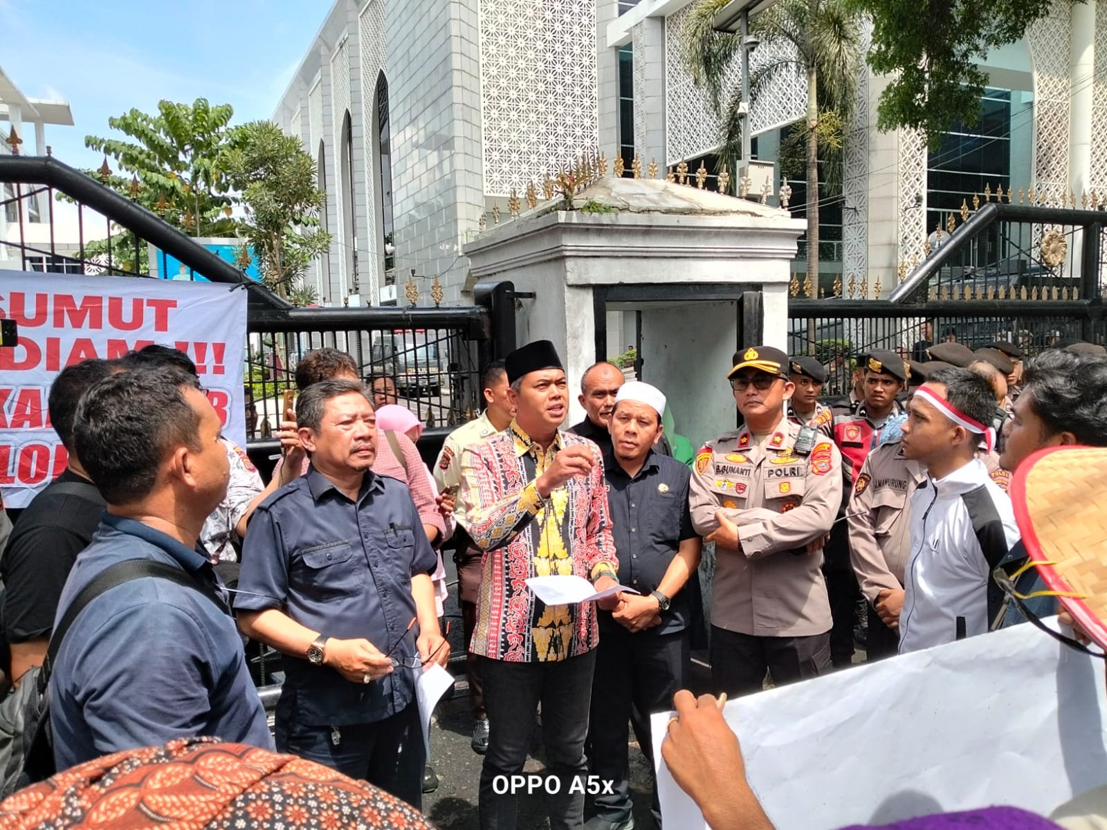 Anggota DPRD Sumut saat menerima para pendemo.