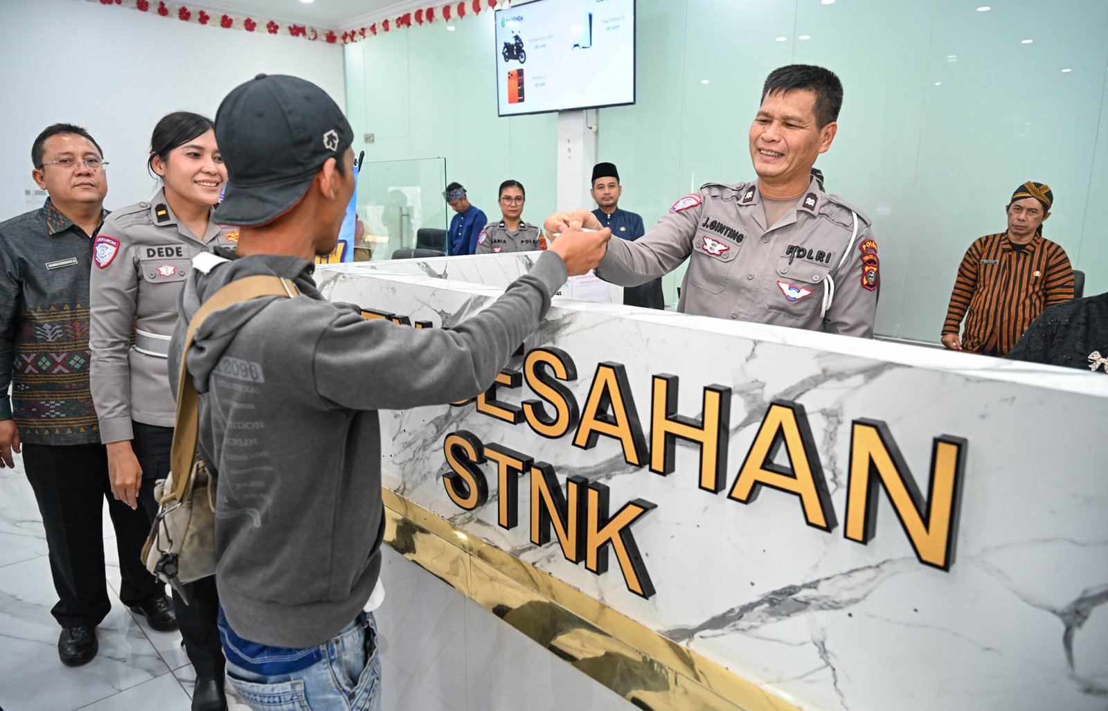 Kepala Badan Pendapatan Daerah Provinsi Sumut (Bapenda) Sutan Tolang Lubis melakukan Sosialisasi Pembayaran Pajak Kendaraan Bermotor di Kantor Samsat Medan Utara, Jalan Sekip, Medan, Kamis (30/04/2026). Saat ini, Pemprov Sumut mulai memberlakukan Pembayaran Pajak Kendaraan tanpa harus menunjukkan KTP yang namanya sesuai dengan STNK.