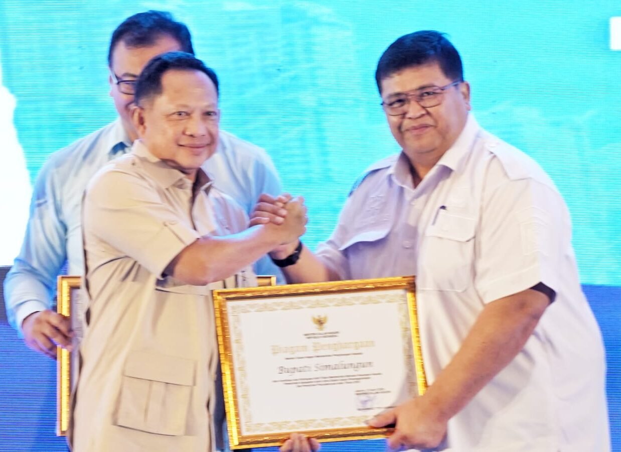 Bupati Simalungun, diwakili Sekretaris Daerah Mixnon Andreas Simamora, saat menerima penghargaan dari Kemendagri.