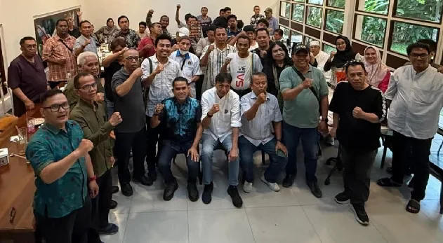 Muhammad Edison Ginting, foto bersama para wartawan yang mendukungnya dalam Pemilhan Ketua Wartawan Pemko Medan.