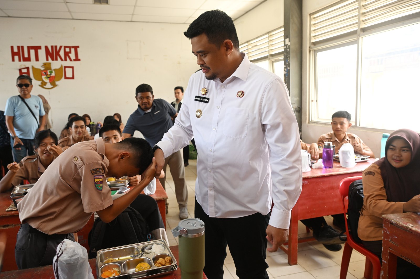 Gubernur Sumatera Utara (Sumut) Muhammad Bobby Afif Nasution meninjau pelaksanaan program Makan Bergizi Gratis (MBG) di SMA Negeri 1 Gunungsitoli di Jalan Pendidikan Nomor 3 Kota Gunungsitoli, baru-baru ini.