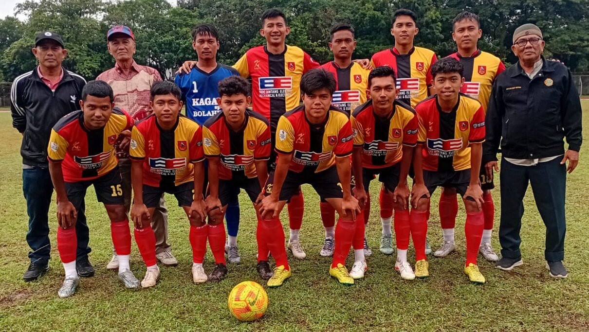 Kesebelasan Gumarang FC dibadikan sebelum pertandingan melawan Astaga Perbaungan.