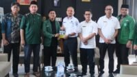 PC HIMMAH Tanjung Balai menyerahkan Buku Sejarah HIMMAH kepada Wali Kota Tanjung Balai Mahyaruddin Salim