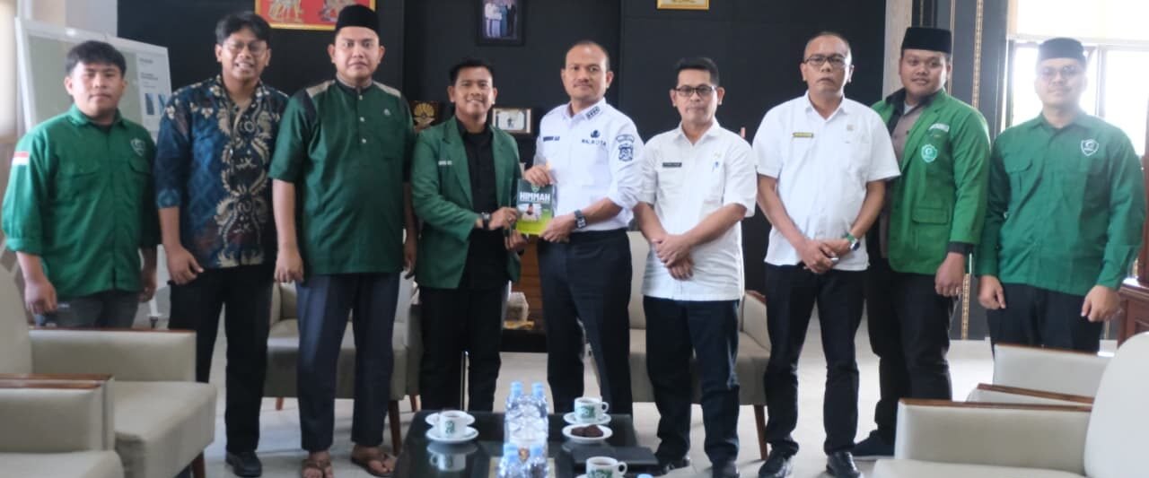 PC HIMMAH Tanjung Balai menyerahkan Buku Sejarah HIMMAH kepada Wali Kota Tanjung Balai Mahyaruddin Salim