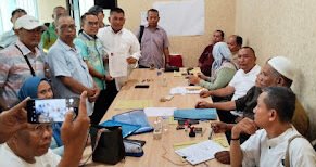 Muhammad Edison Ginting diabadikan bersama para pendukungnya.