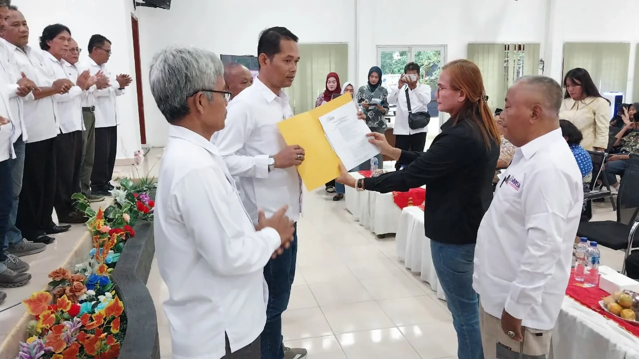Ketua SMSI Sumut, Erris J.Napitupulu saat menyerahan AD/ART SMSI kepada Ketua SMSI Kabupaten Deli Serdang.