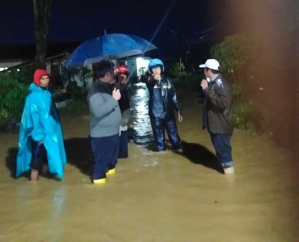 Wabup Taput Deni Lumbantoruan meninjau lokasi kebanjiran di Siwaluompu Sabtu malam.