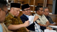 Ketua Timsel Komisi Informasi (KI) Provinsi Sumut Hatta Ridho bersama anggota RE Nainggolan, Muhammad Suib, Arif Purba, Sekretaris Dinas Kominfo Sumut Achmad Yazid Matondang, serta Kabid IKP (Informasi dan Komunikasi Publik) Dinas Kominfo Sumut Porman Mahulae saat konferensi pers Dinas Kominfo Sumut di Lobby Dekranasda, Kantor Gubernur Sumut, Selasa (21/4/2026).