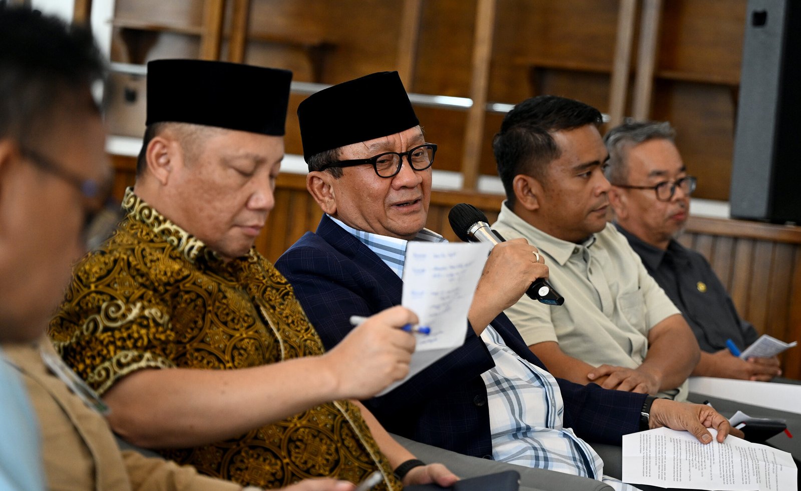 Ketua Timsel Komisi Informasi (KI) Provinsi Sumut Hatta Ridho bersama anggota RE Nainggolan, Muhammad Suib, Arif Purba, Sekretaris Dinas Kominfo Sumut Achmad Yazid Matondang, serta Kabid IKP (Informasi dan Komunikasi Publik) Dinas Kominfo Sumut Porman Mahulae saat konferensi pers Dinas Kominfo Sumut di Lobby Dekranasda, Kantor Gubernur Sumut, Selasa (21/4/2026).