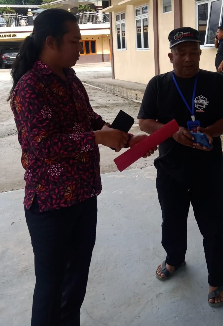 Wajah Debt Collector dari PT.ACC kawasan Jalan H.Adam Malik Medan saat diambil di Halaman Mapolsek Parapat.Senin (6/4) sore.