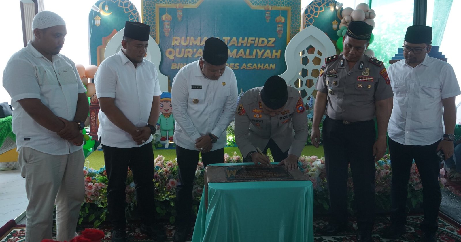 Kapolres Asahan AKBP Revi Nurvelani meresmikan Rumah Tahfidz Qur’an Amaliyah, ditandai dengan Penandatangan Batu Prasasti.