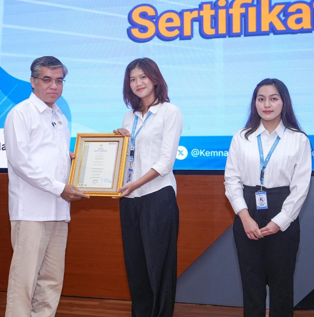 Menteri Ketenagakerjaan Yassierli, saat menyerahkan sertifikat kepada salah seorang peserta.