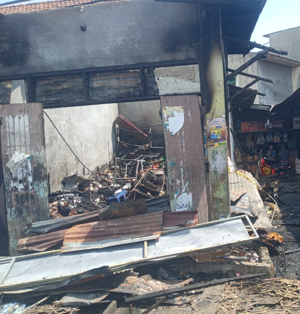 Pasca dilanda kebakaran. Kondisi kios di Pasar Gambir, Desa Bandar Klippa, Kecamatan Percut Sei kini tinggal puing-puing hangus terbakar. 