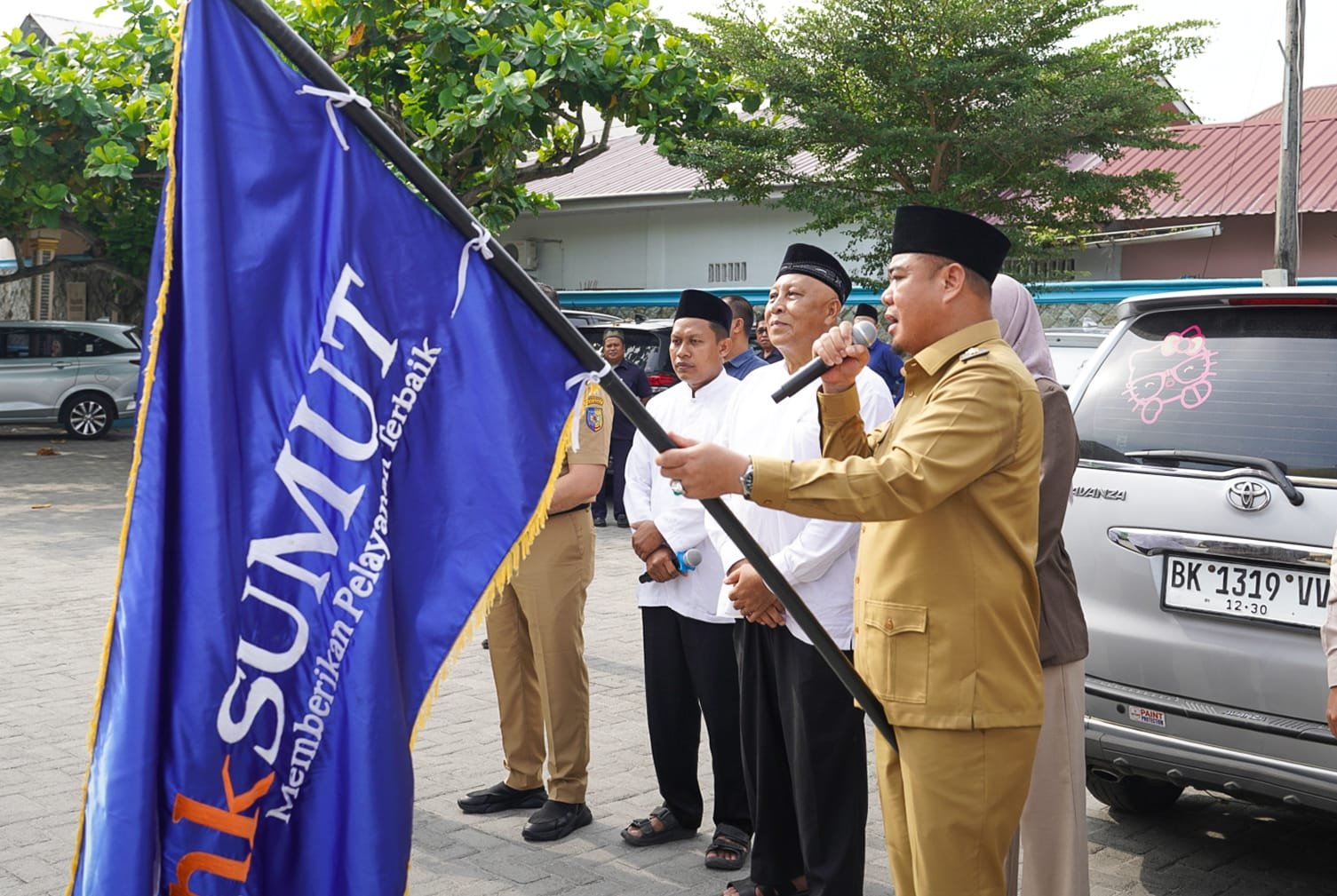 Wakil Bupati Batu Bara, Syafrizal, S.E., M.AP., saat melepas keberangkatan peserta Manasik Haji Akbar.