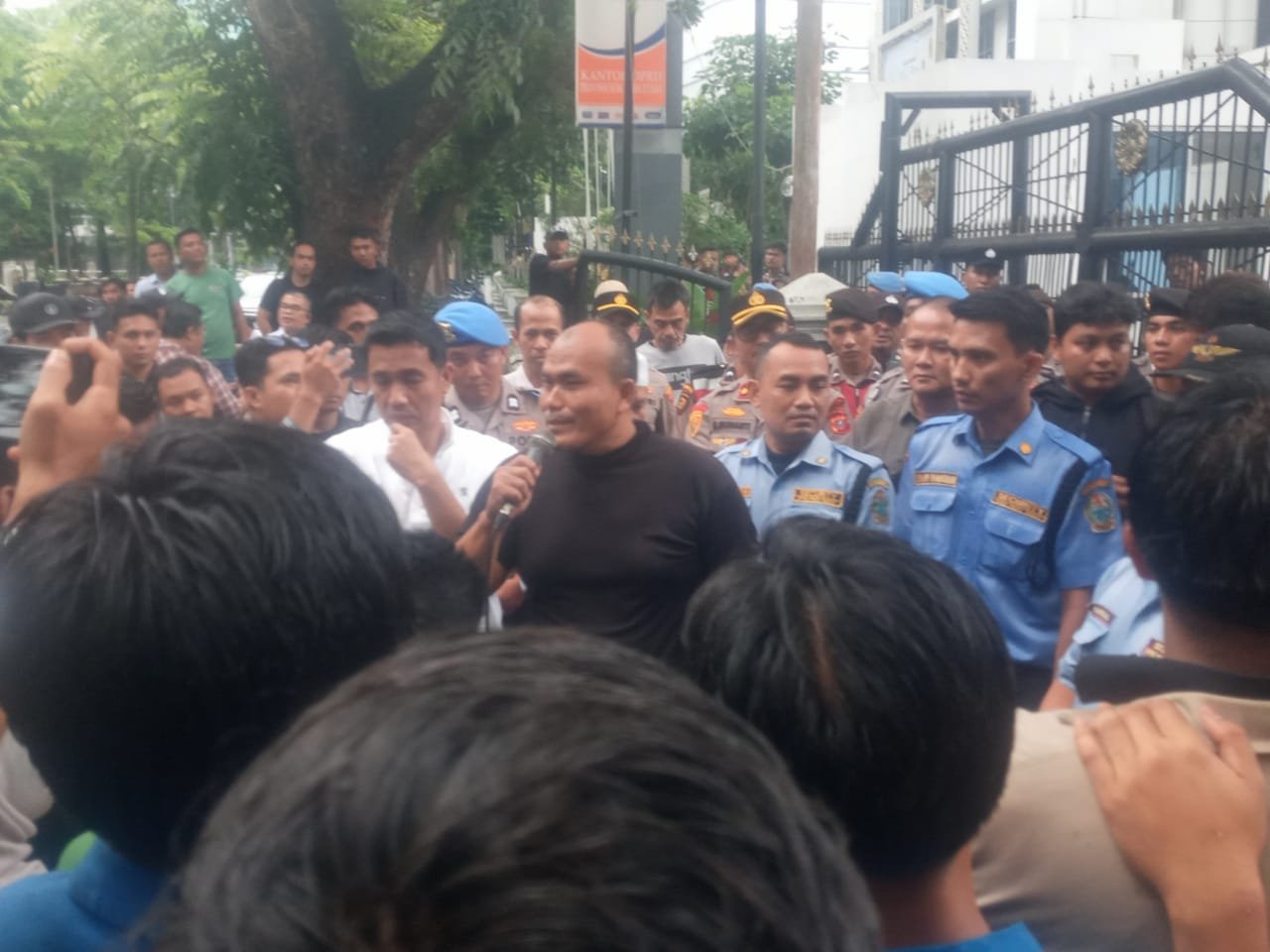 Komandan Satpam DPRD Sumut Sugeng ( pakai kaos hitam) saat menemui massa BEM Nusantara Daerah Sumut yang berunjuk rasa di DPRD Sumut.