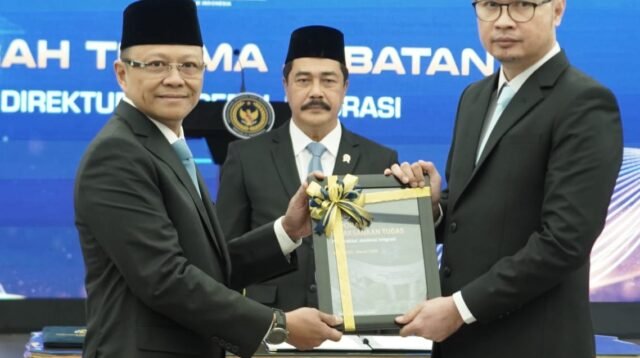 Dua pejabat yang dilantik, Hendarsam Marantoko sebagai Direktur Jenderal Imigrasi, serta Iwan Santoso sebagai Staf Ahli Menteri Bidang Pelayanan Publik dan Reformasi Hukum Kemenimipas, berfoto usai lakukan penandatanganan naskah.