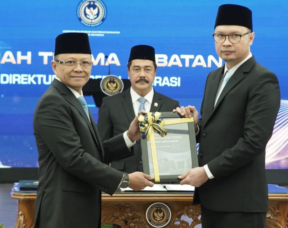 Dua pejabat yang dilantik, Hendarsam Marantoko sebagai Direktur Jenderal Imigrasi, serta Iwan Santoso sebagai Staf Ahli Menteri Bidang Pelayanan Publik dan Reformasi Hukum Kemenimipas, berfoto usai lakukan penandatanganan naskah.